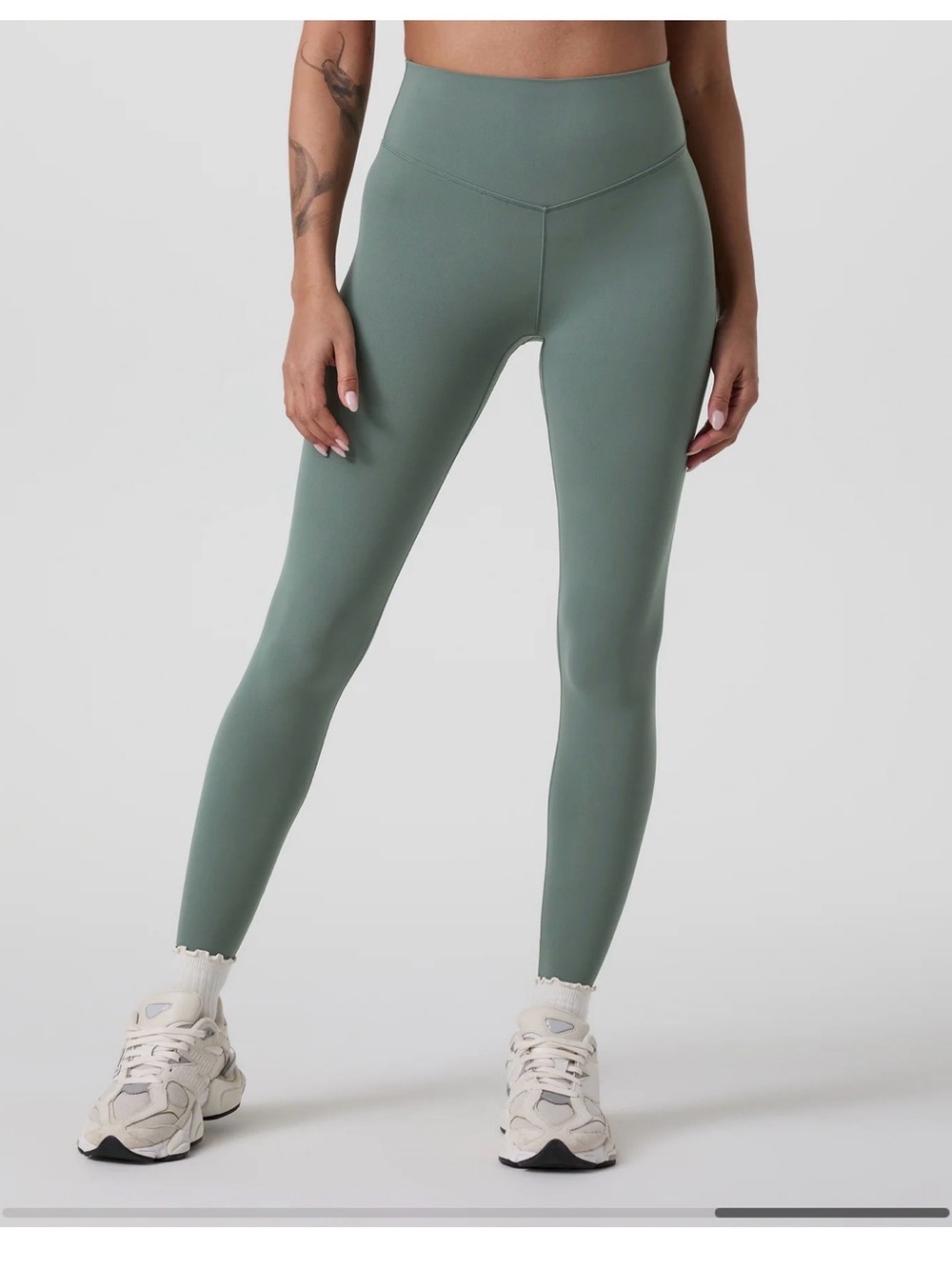 Vuori "all the form" Leggings in Marsh